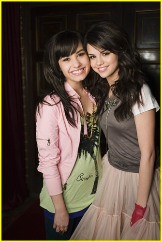 196103_selena-gomez-demi-lovato-one-same-08.jpg